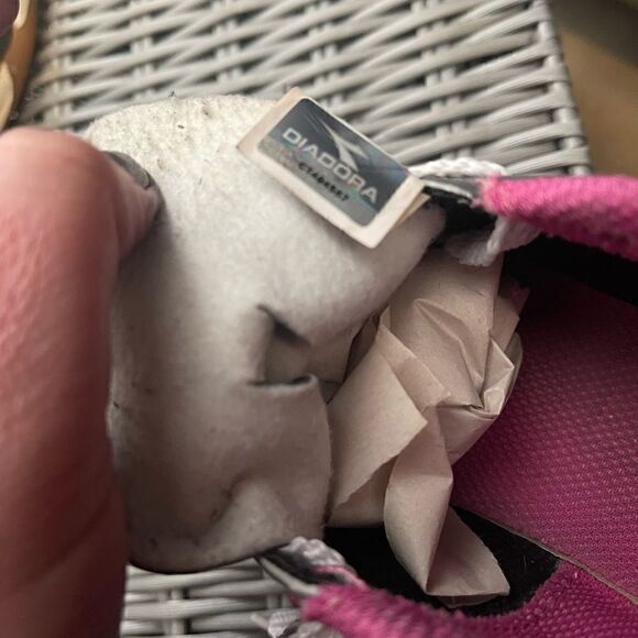 Size 6 Pink and Grey Diadora Indoor Burst Running Shoe - Picture 7 of 8